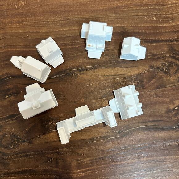 Game of Life Replacement Pieces Parts 7 White Plastic Buildings Houses 2005 - Picture 4 of 6